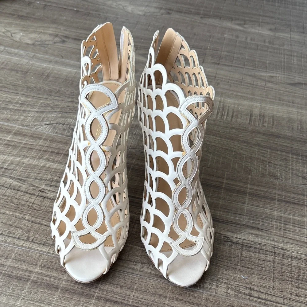 Elegant Cream Cutout Women's Shoes - Picture 1 of 3